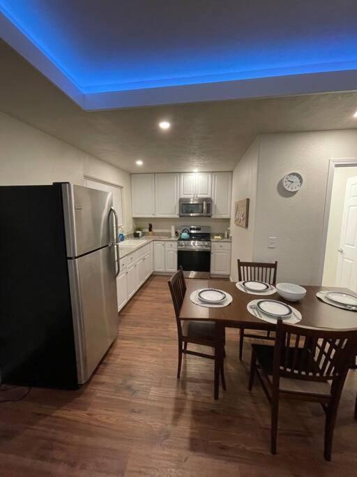 Brand New 2Br Cute Blue Led In North Fresno 아파트 외부 사진