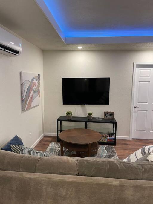 Brand New 2Br Cute Blue Led In North Fresno 아파트 외부 사진