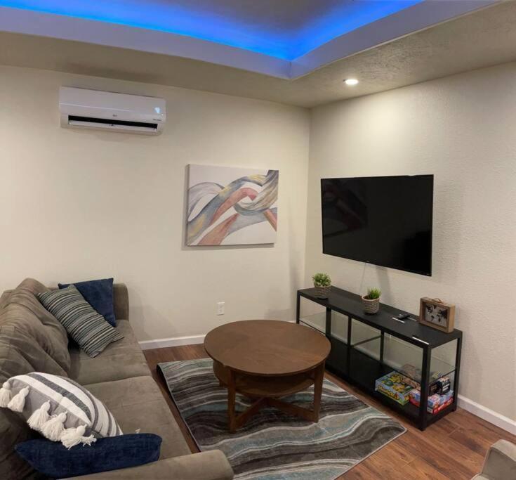 Brand New 2Br Cute Blue Led In North Fresno 아파트 외부 사진